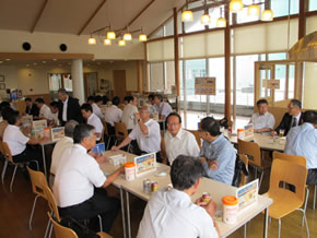 できたてのアサヒスーパードライ試飲中